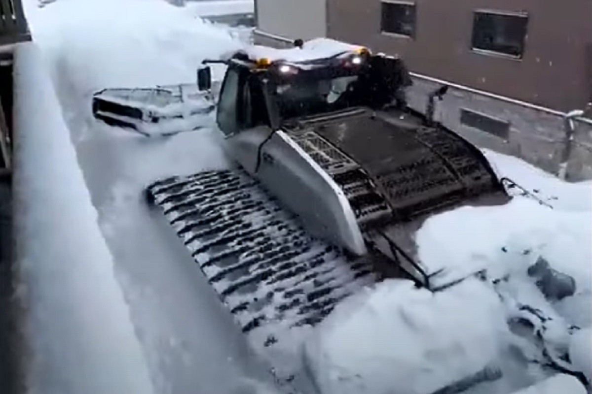Haos na Alpima, metar snijega u aprilu: Auta zatrpana do krova (VIDEO)
