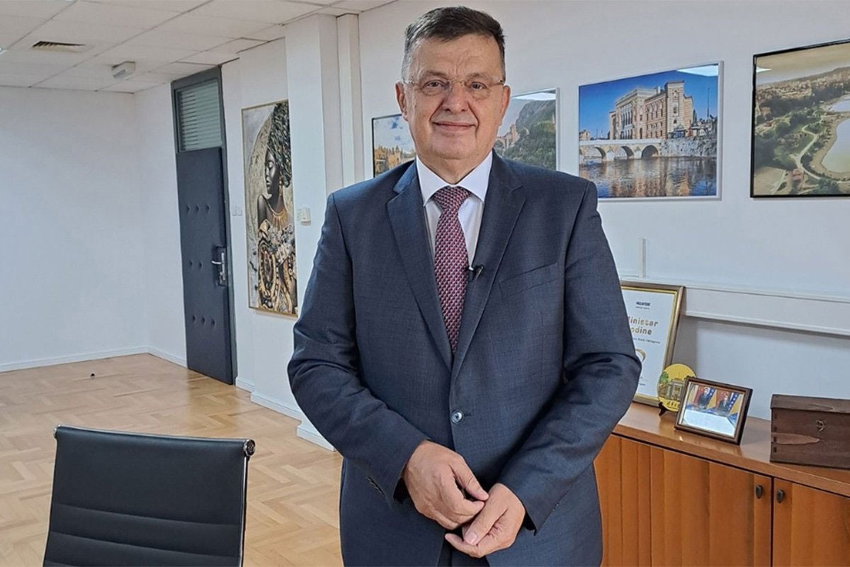 Tegeltija: Priča o kupovini zgrade za UIO vrti se oko jednog političara i jednog biznismena