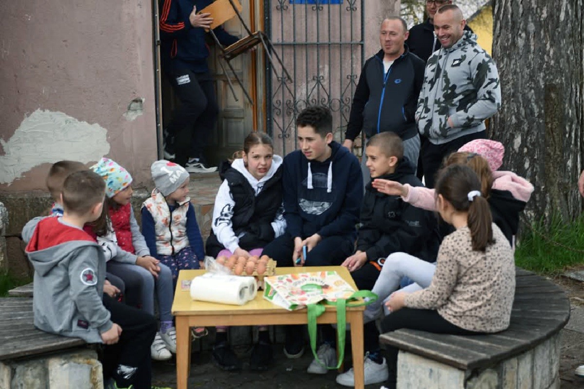 Najmlađi na kreativnoj radionici šarali jaja