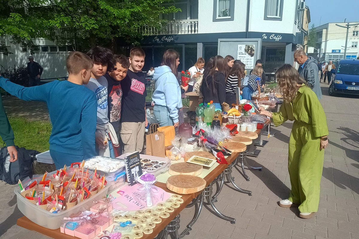 Prva sanska škola: "Danas bazar, sutra ekskurzija"