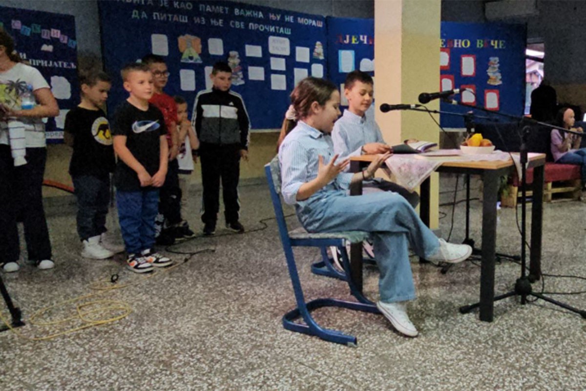 Dječje književno veče u OŠ "Sveti Sava": Mali glumci i pjesnici oduševili banjalučkog pisca (VIDEO)