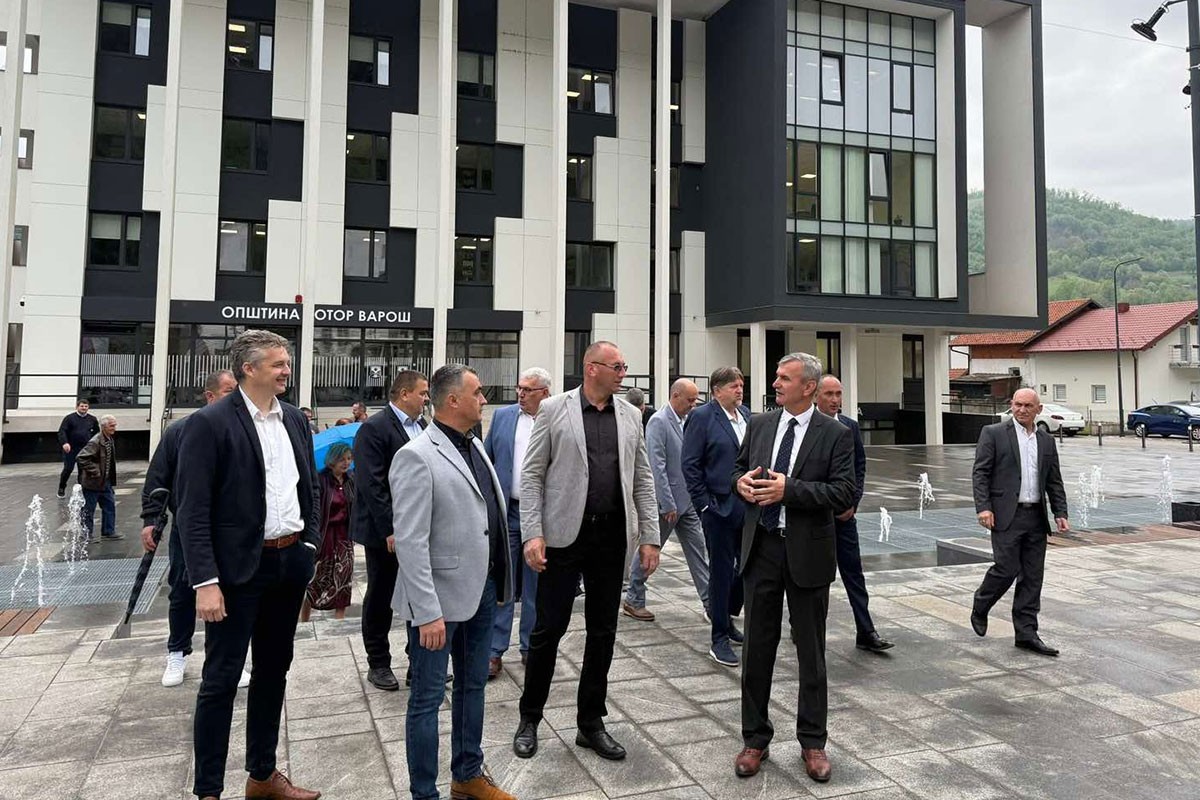 Otvoren novi gradski trg i uređeno šetalište u Kotor Varošu