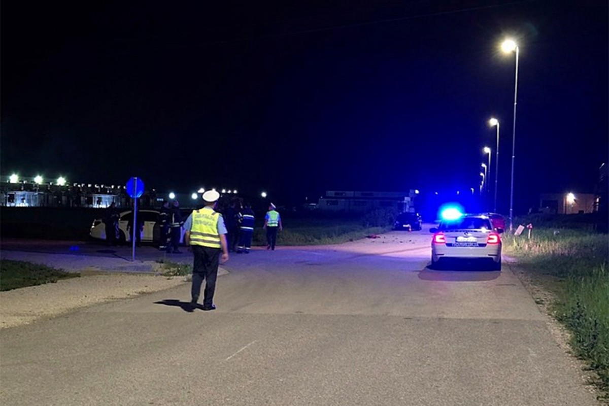 Auto na krovu, vatrogasci izvlačili povrijeđene