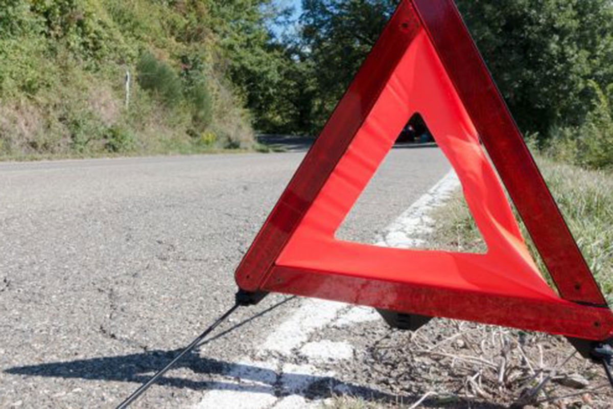 Teška saobraćajka u Srpskoj: Vozila kraj puta, povrijeđena dva mladića