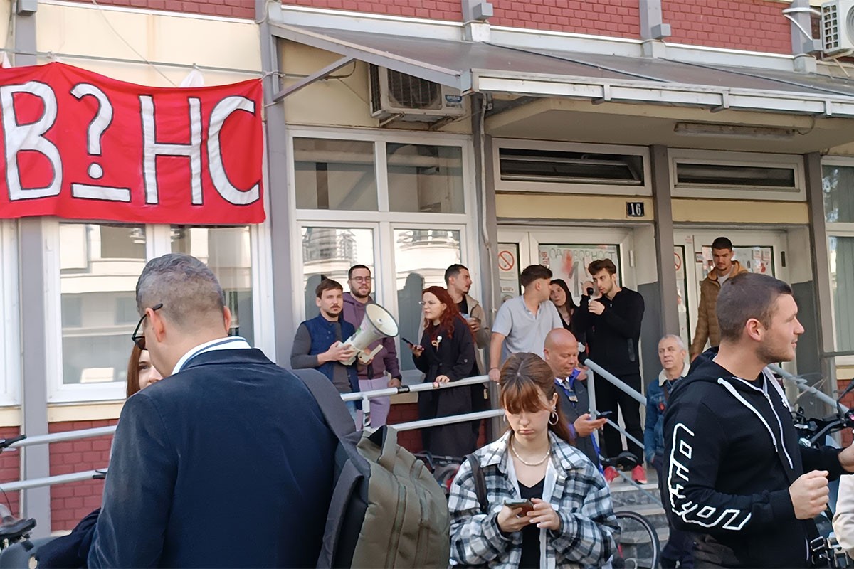 Dekana polivali vodom, policiju gađali jajima