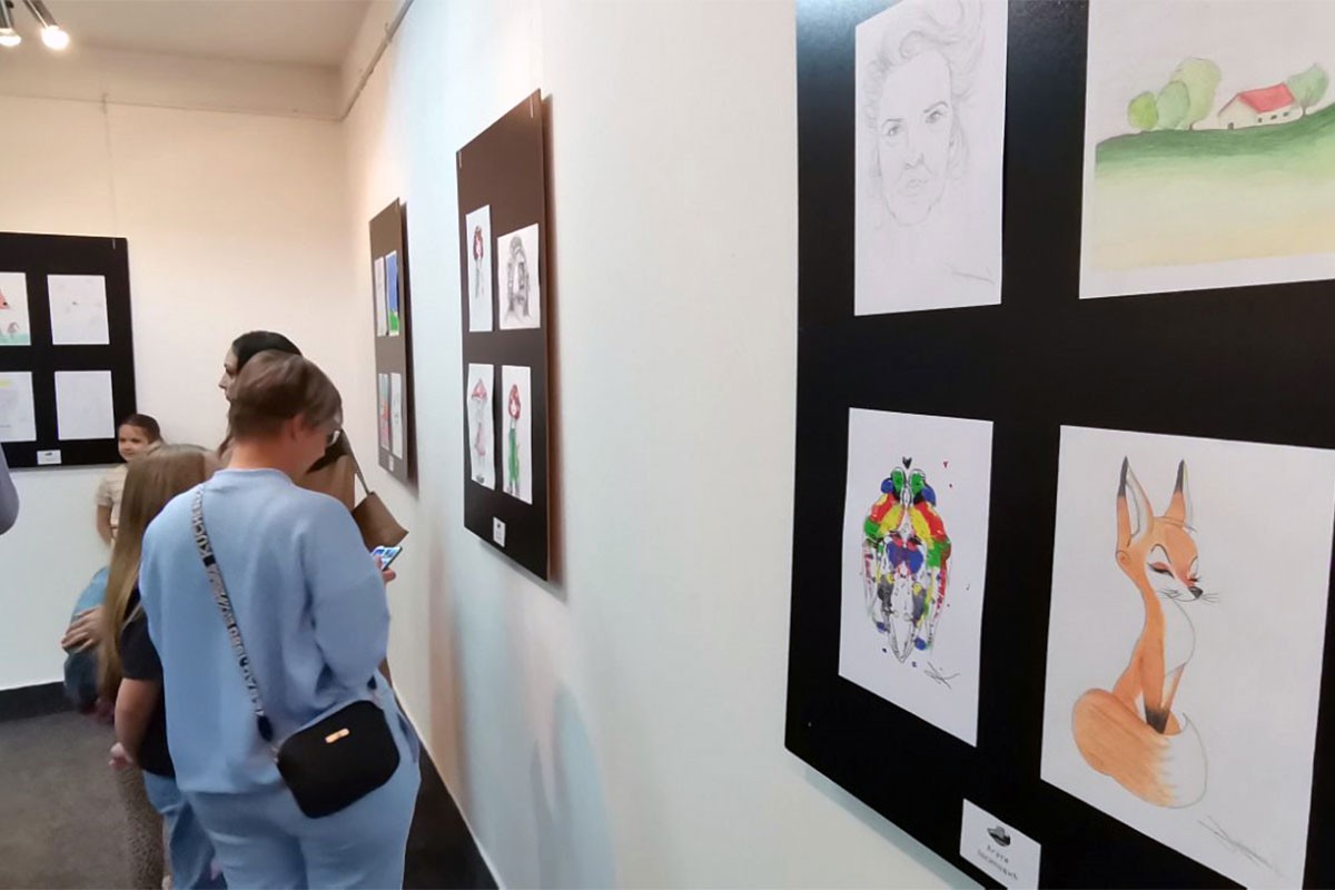 Izloženo 76 radova polaznika škole crtanja "Mali pikaso"