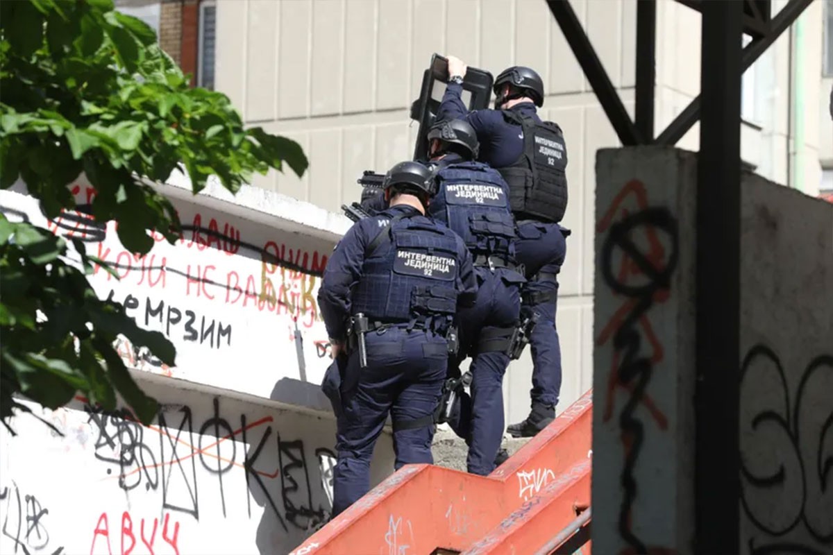 Drama u Beogradu: Muškarac se naoružan zabarikadirao u stanu, prijeti ubistvom (VIDEO)