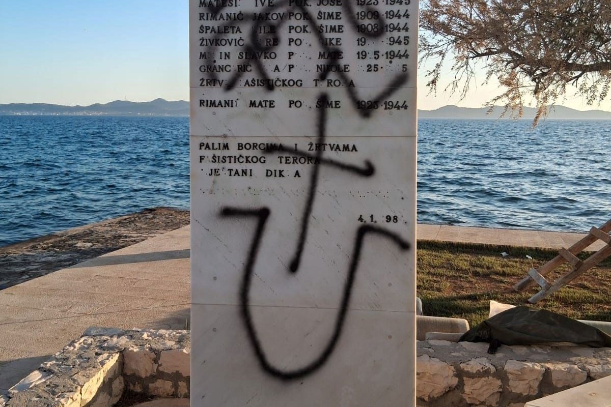 Sramno išaran antifašistički spomenik u Zadru (FOTO)