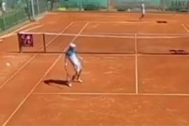 Sramna scena na teniskim terenima: Hvatao se za međunožje usred meča ...