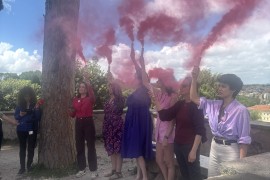 Katoličke aktivistkinje pustile roze dim iz baklje u Vatikanu tokom ...