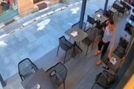 Kamere snimile lopova kako krade telefon u restoranu