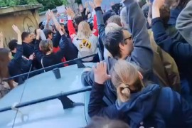 Blokiran sud u Novom Sadu: Guranje građana i policije, bačen i ...