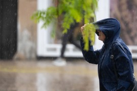 Nevrijeme u Zagrebu: Dio fasade pao na auto