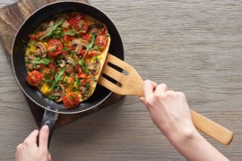 Niskokalorični omlet pun sezonskog povrća