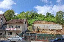 Zvorničanki odsjekli stepenice i prilaz kući da izgrade zgradu (VIDEO)