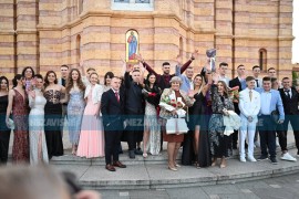 Maturanti SŠC "Ljubiša Mladenović" s pjesmom ispratili ...