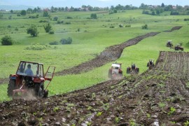 Solidarnost farmera u Bihaću: Pomogli kolegi da uzore 15 hektara ...