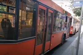 Pretukao vozača autobusa jer je njegovoj ženi "zatvorio vrata pred ...