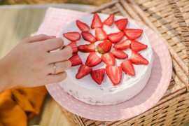 Torta s jagodama i kremom od sira