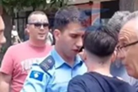 Policajac hvatao srpskog maturanta za vrat (VIDEO)