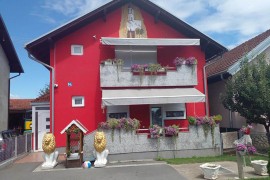 Kuća u Gradišci postala hit: Na fasadi Ostrog, u dvorištu lavovi ...
