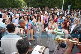 Maturantkinje zaigrale užičko kolo u centru Banjaluke (VIDEO)