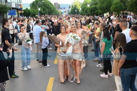 Banjaluka i večeras u znaku maturanata, sa njima prošetao i ...