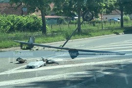 Oprez za vozače: Stub rasvjete pao na put u banjalučkom naselju