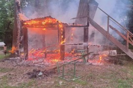 Vatra progutala vikendicu u Novom Sadu