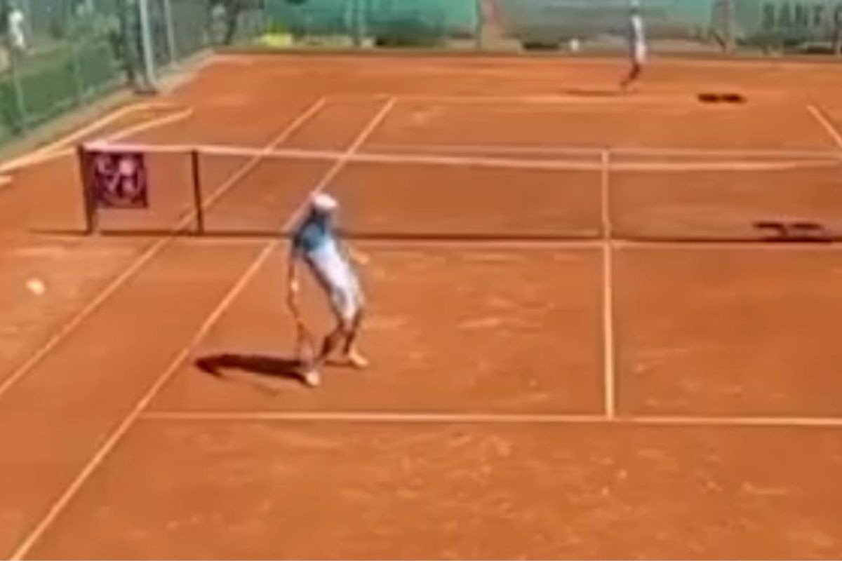 Sramna scena na teniskim terenima: Hvatao se za međunožje usred meča (VIDEO)
