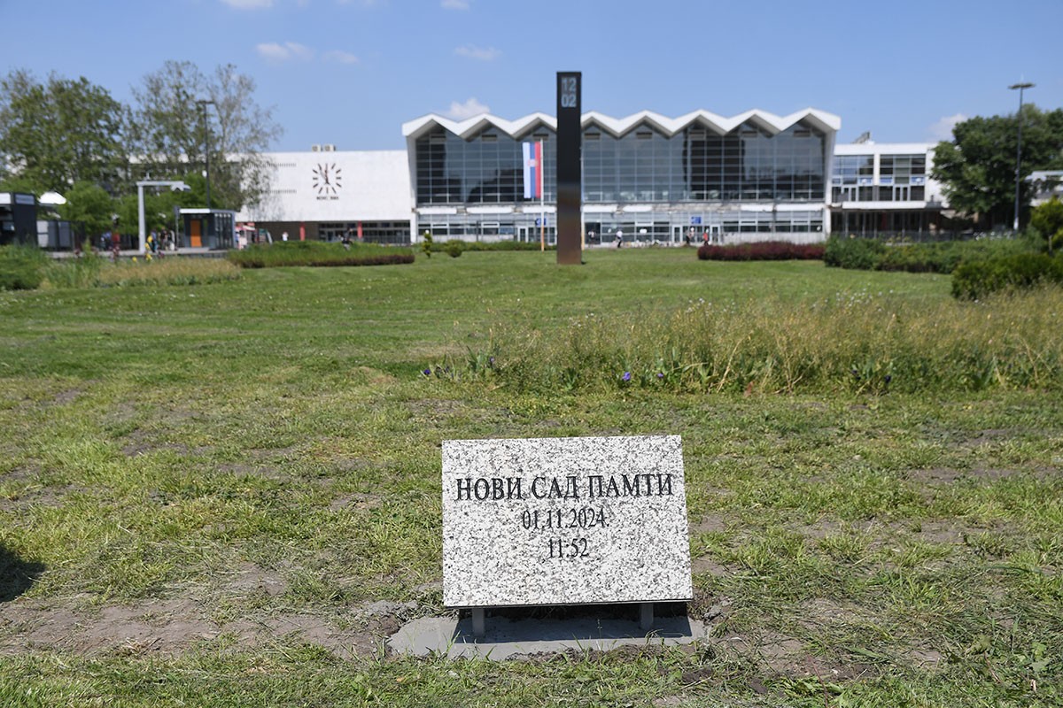 Studenti proglasili Željezničku stanicu u Novom Sadu za memorijalni centar (FOTO)