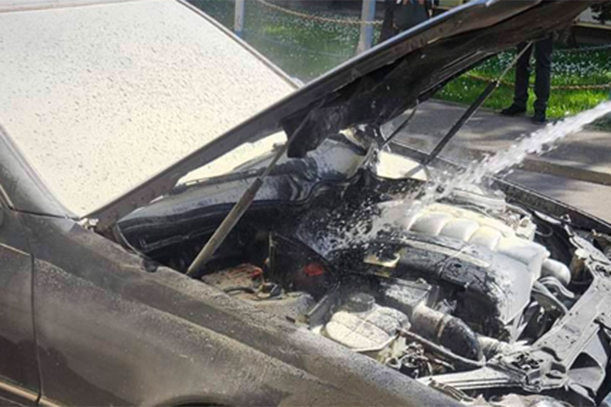 Gorio mercedes u centru Banjaluke (FOTO)