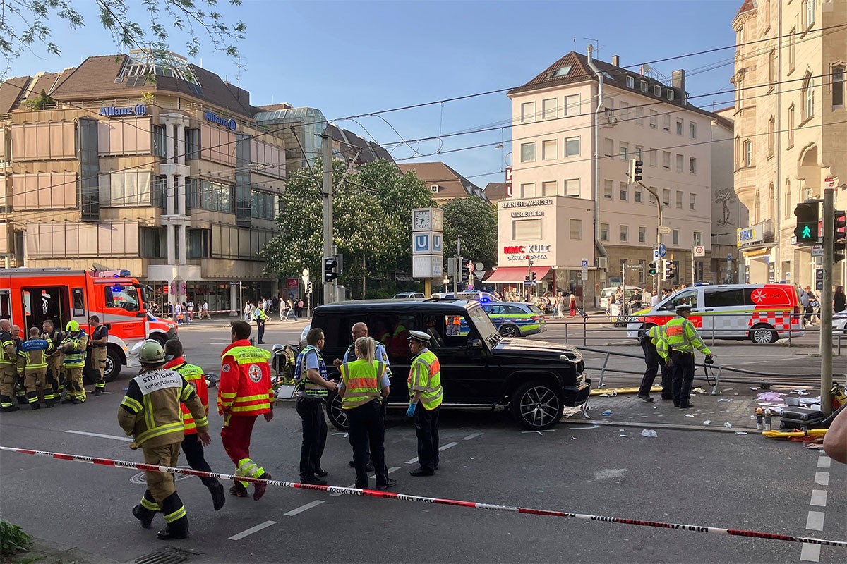 Mercedesom uletio u grupu ljudi u Štutgartu (FOTO, VIDEO)