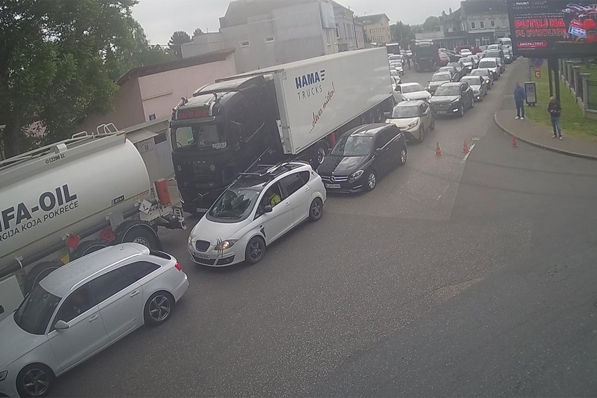Duge kolone vozila prema Hrvatskoj