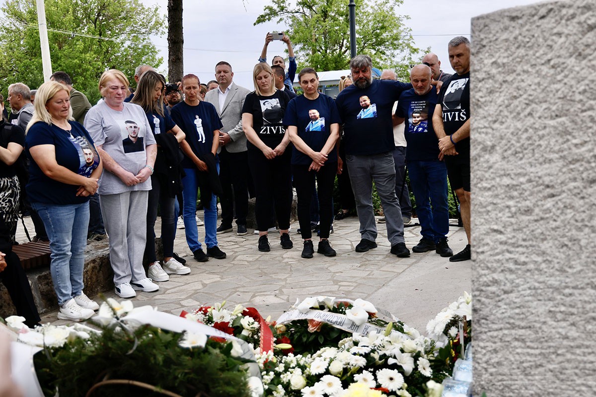 Muk i tuga u selima kod Mladenovca: Porodice položile cvijeće žrtvama Blažićevog zločina