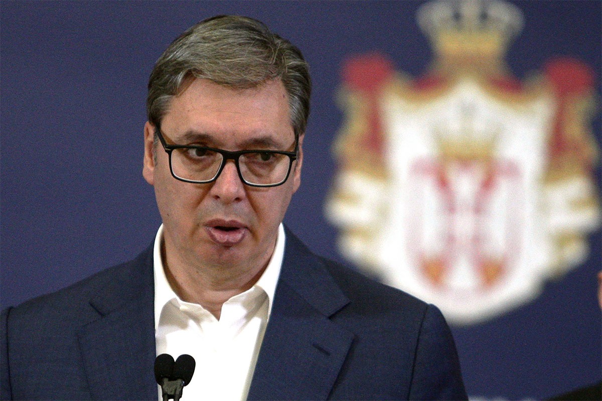 Vučićev avion poletio iz Bakua ka Moskvi nakon što je morao  prinudno sletjeti