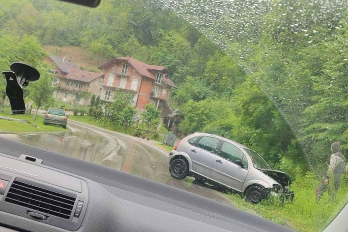 Saobraćajna nezgoda u Banjaluci, autom sletio s puta