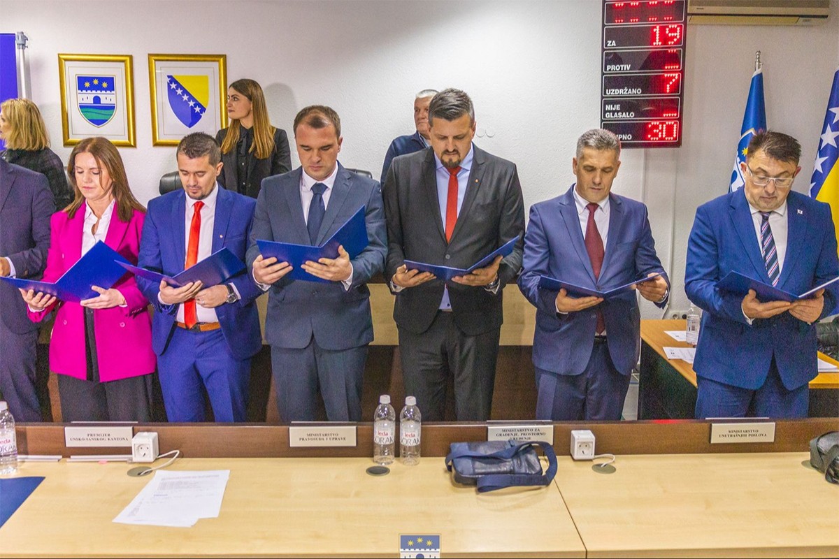 Vlada USK pred smjenom, skupljeni potpisi