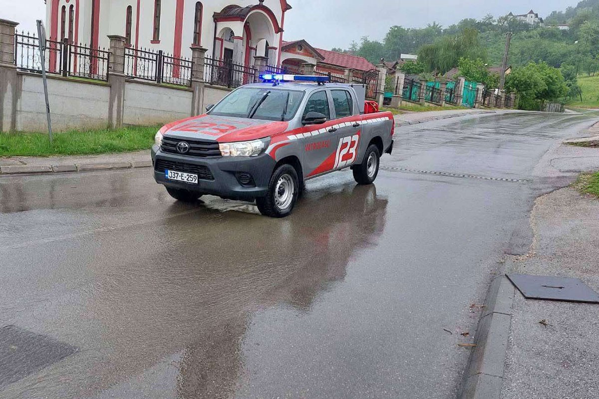 Vatrogasci izvlačili vozilo iz potoka u Banjaluci