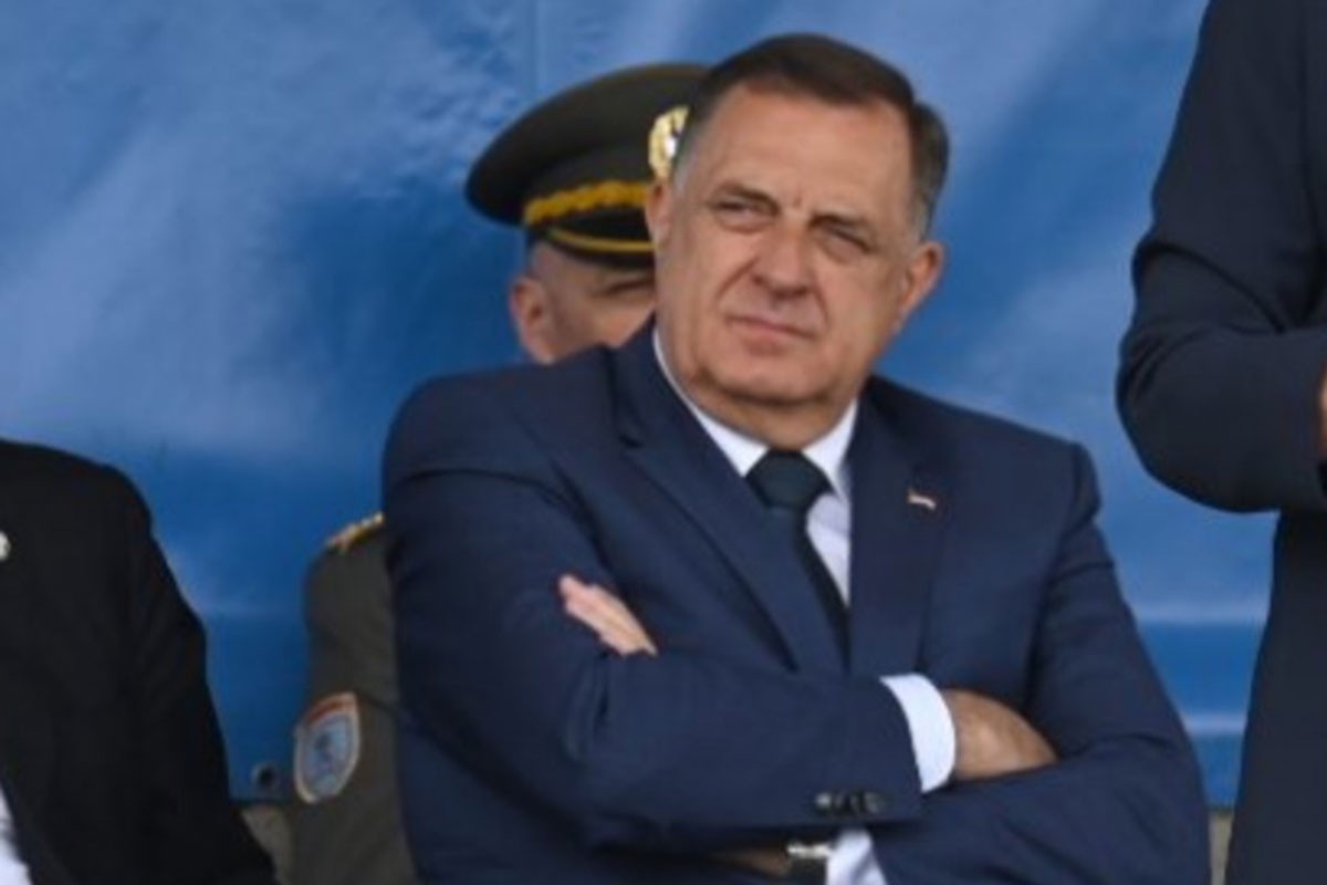 Dodik sjedi tokom intoniranja himne BiH (VIDEO)