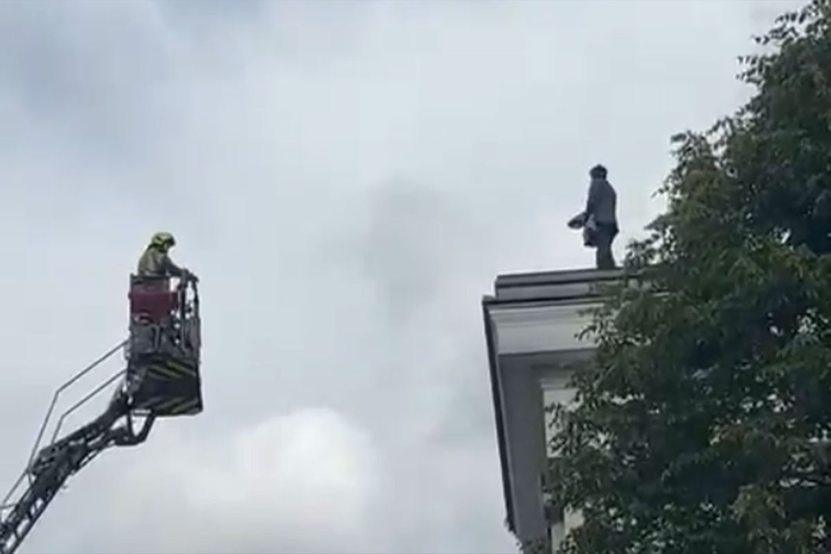 Slovenački poslanik prijetio da će skočiti sa krova skupštine (VIDEO)