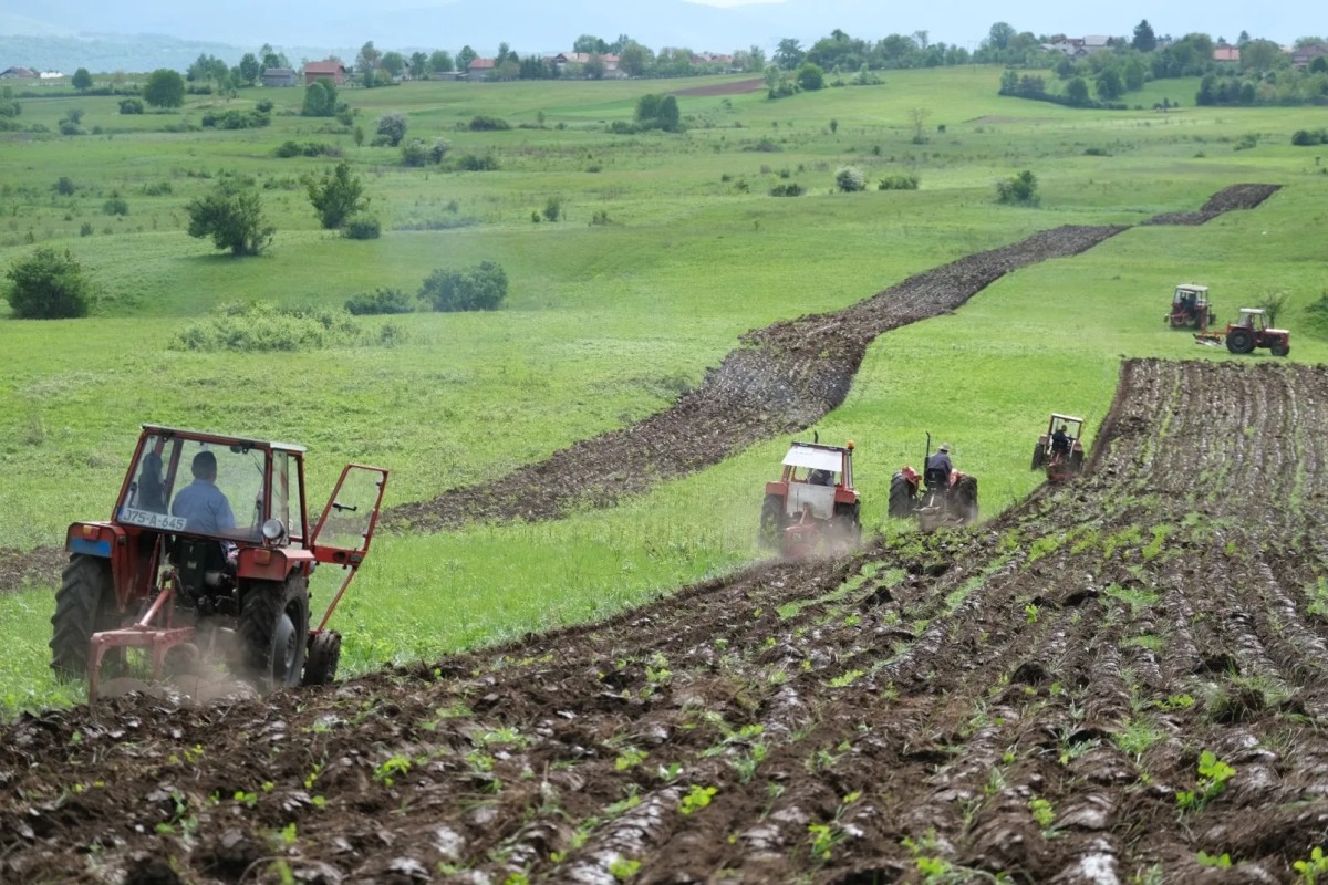 Solidarnost farmera u Bihaću: Pomogli kolegi da uzore 15 hektara zemljišta