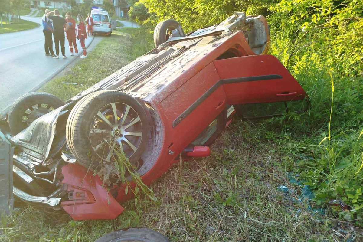 Udes u Banjaluci, automobil završio na krovu, od udara otpao točak (FOTO)
