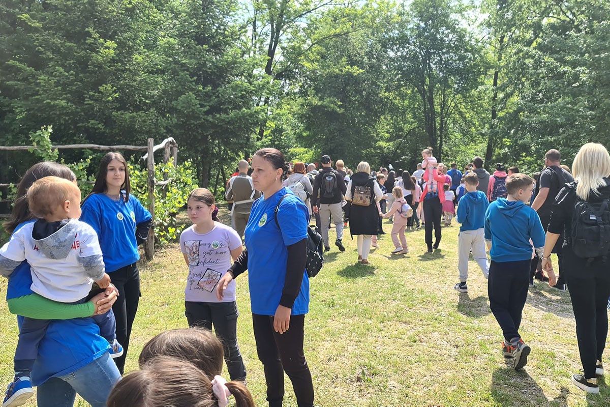 Ozrenom šetalo više od 200 mališana u pratnji roditelja