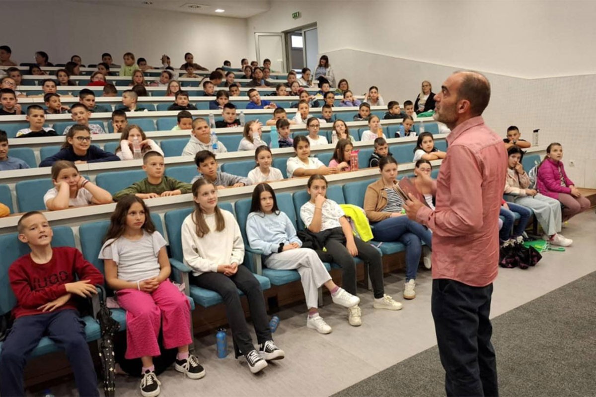 Predstavljen roman "Bibliotečke mačke spavaju naglavačke"