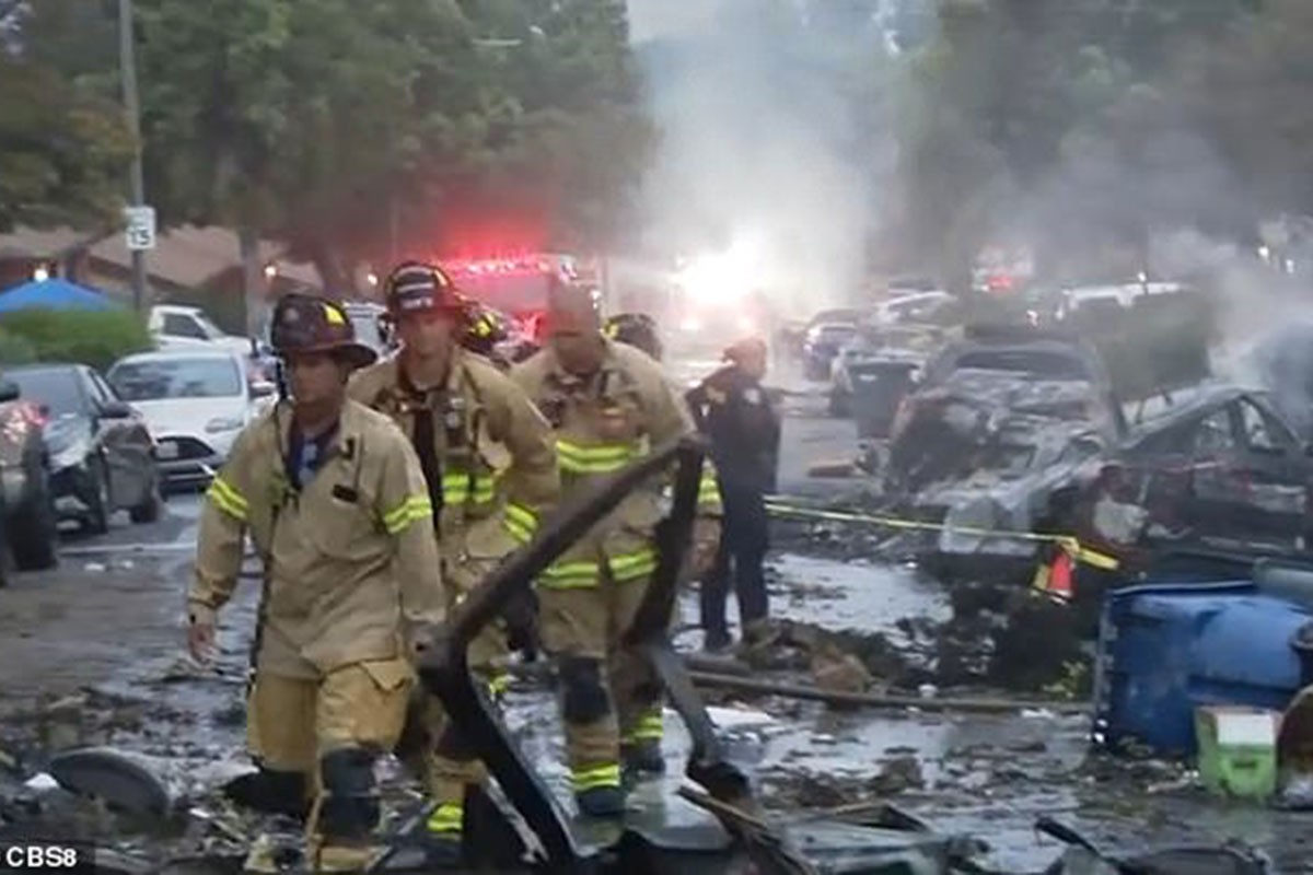 Srušio se avion u Americi, gori 15 kuća (VIDEO)