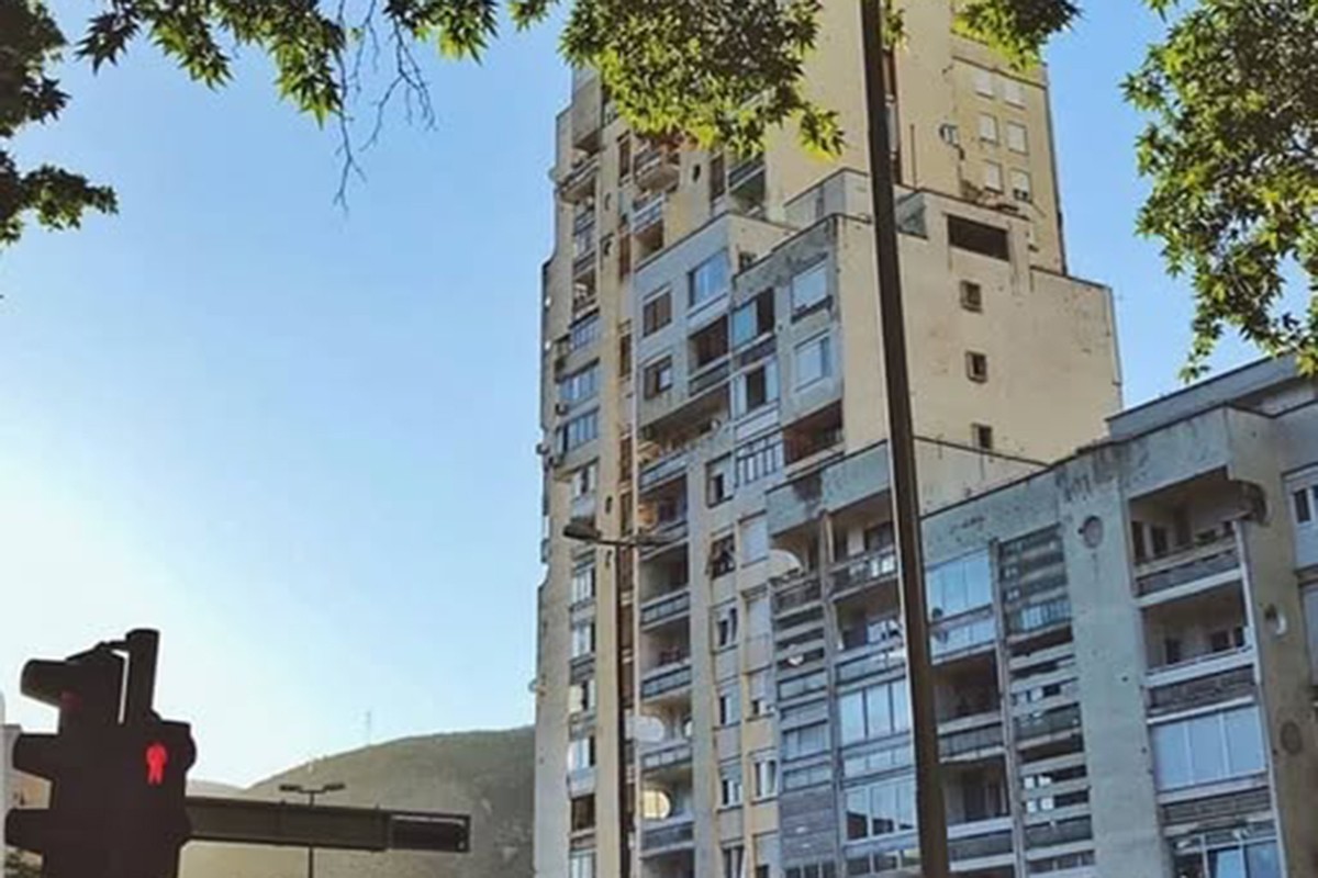 Tragedija “za dlaku” izbjegnuta: Betonska kocka pala s vrha nebodera (FOTO)