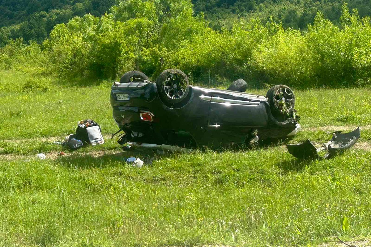 Sudar kod kasarne na Manjači, auto na krovu