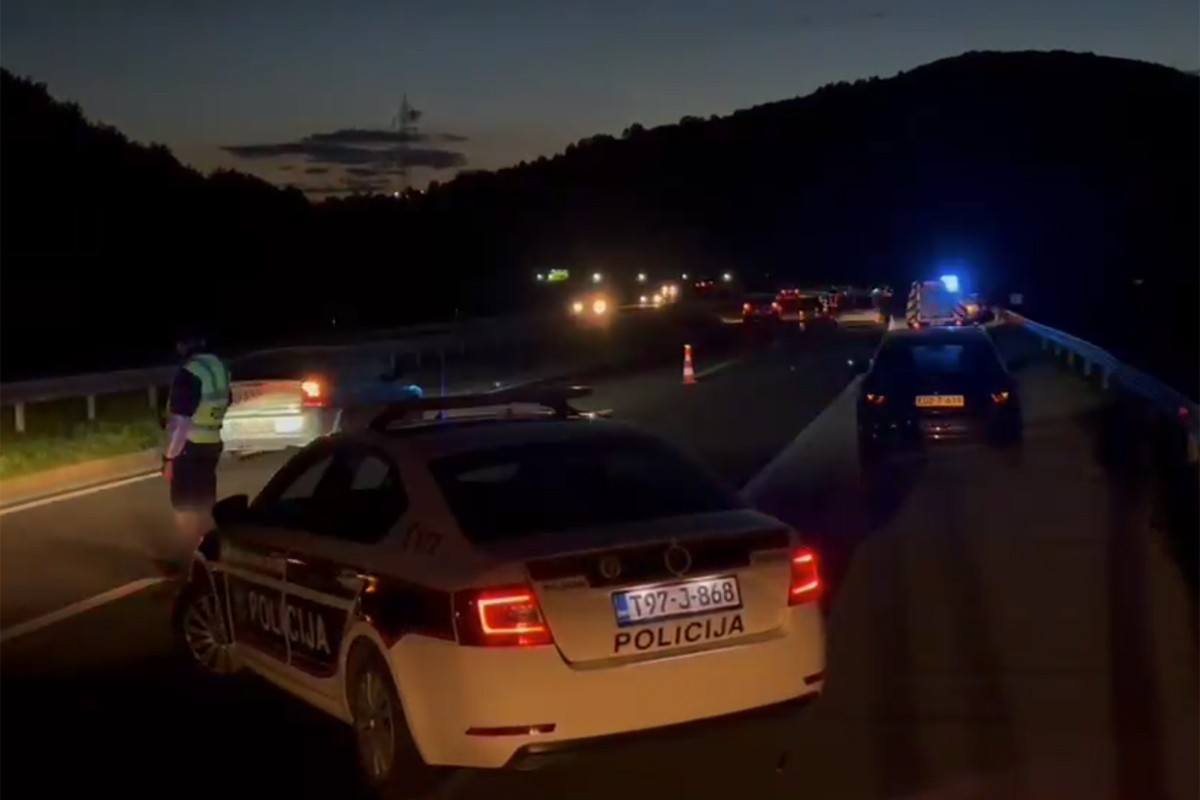 Teška nesreća na auto-putu: Vozač poginuo, tri putnika transportuju u bolnicu