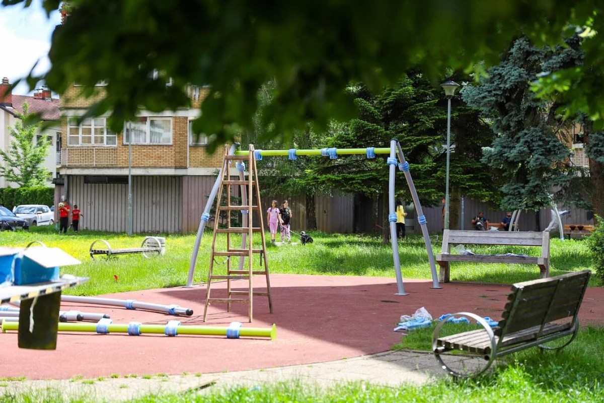 Počela montaža: Mališani Lorkinog naselja najzad dobijaju igralište (FOTO)